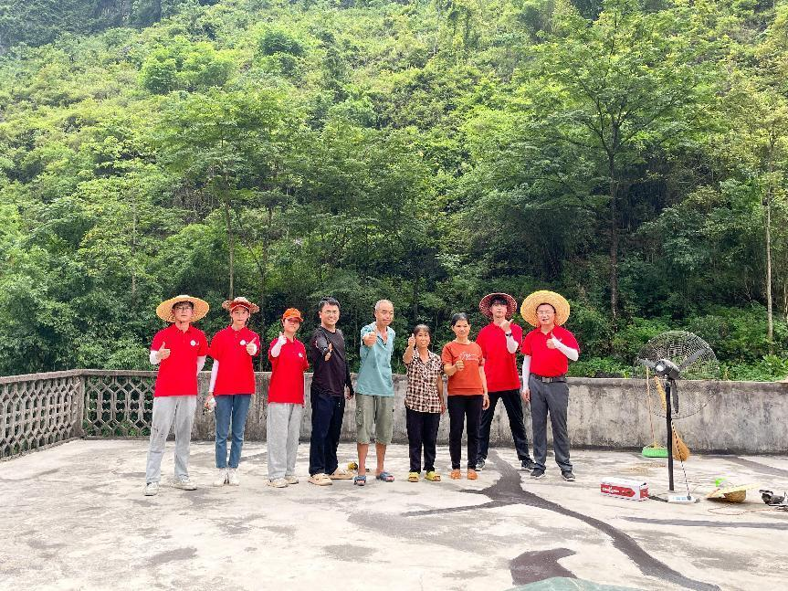 實踐團成員與村民合影留念