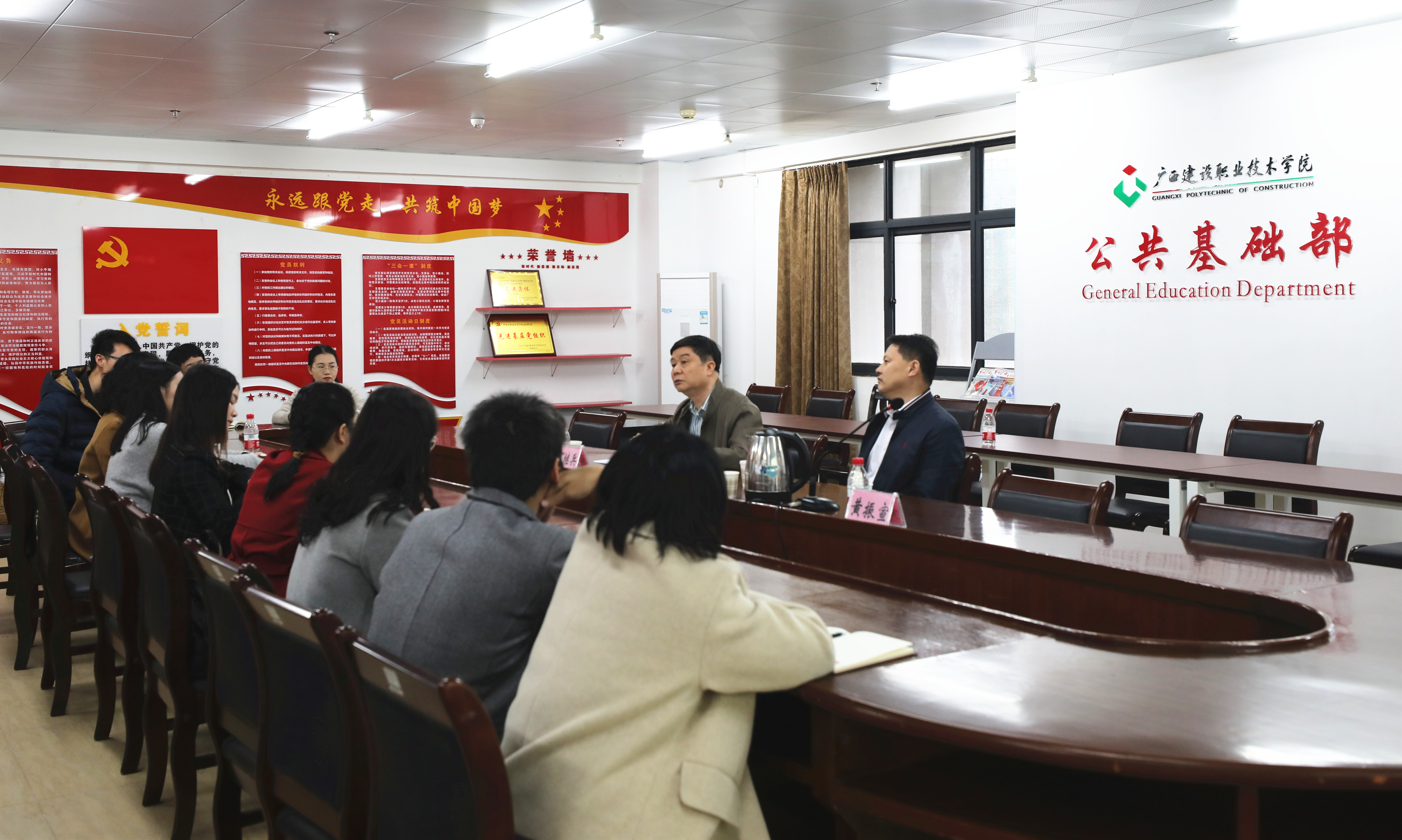 2021年全區高校思想政治理論課教學巡察暨聽課指導工作巡察組第二組組長李繼兵教授、組員徐秦法教授與思政教師代表座談