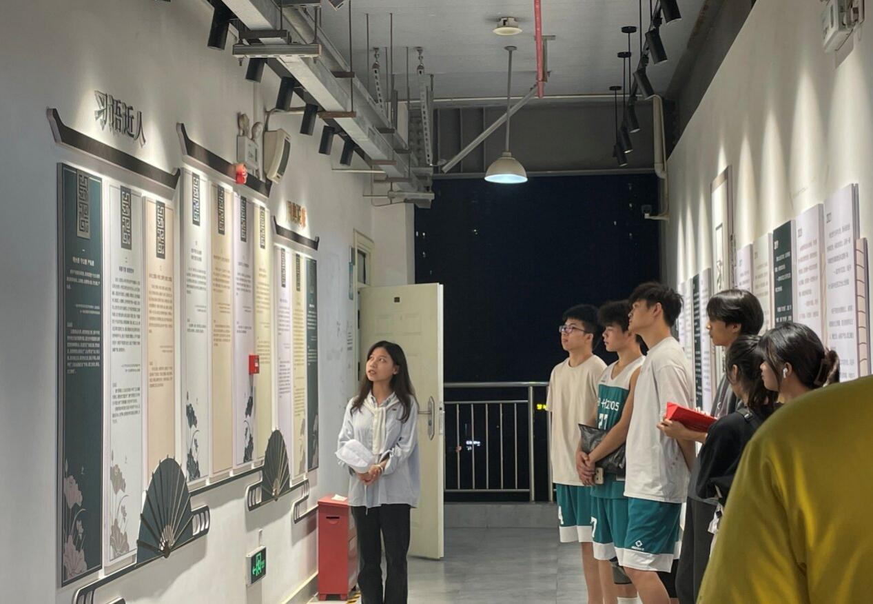設計2105班在講解員的帶領下參觀學習