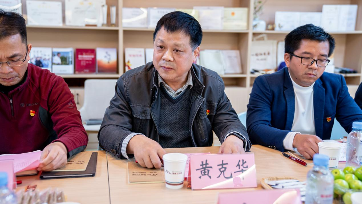 黃克華副部長介紹學?！耙徽臼健鄙鐓^建設經驗