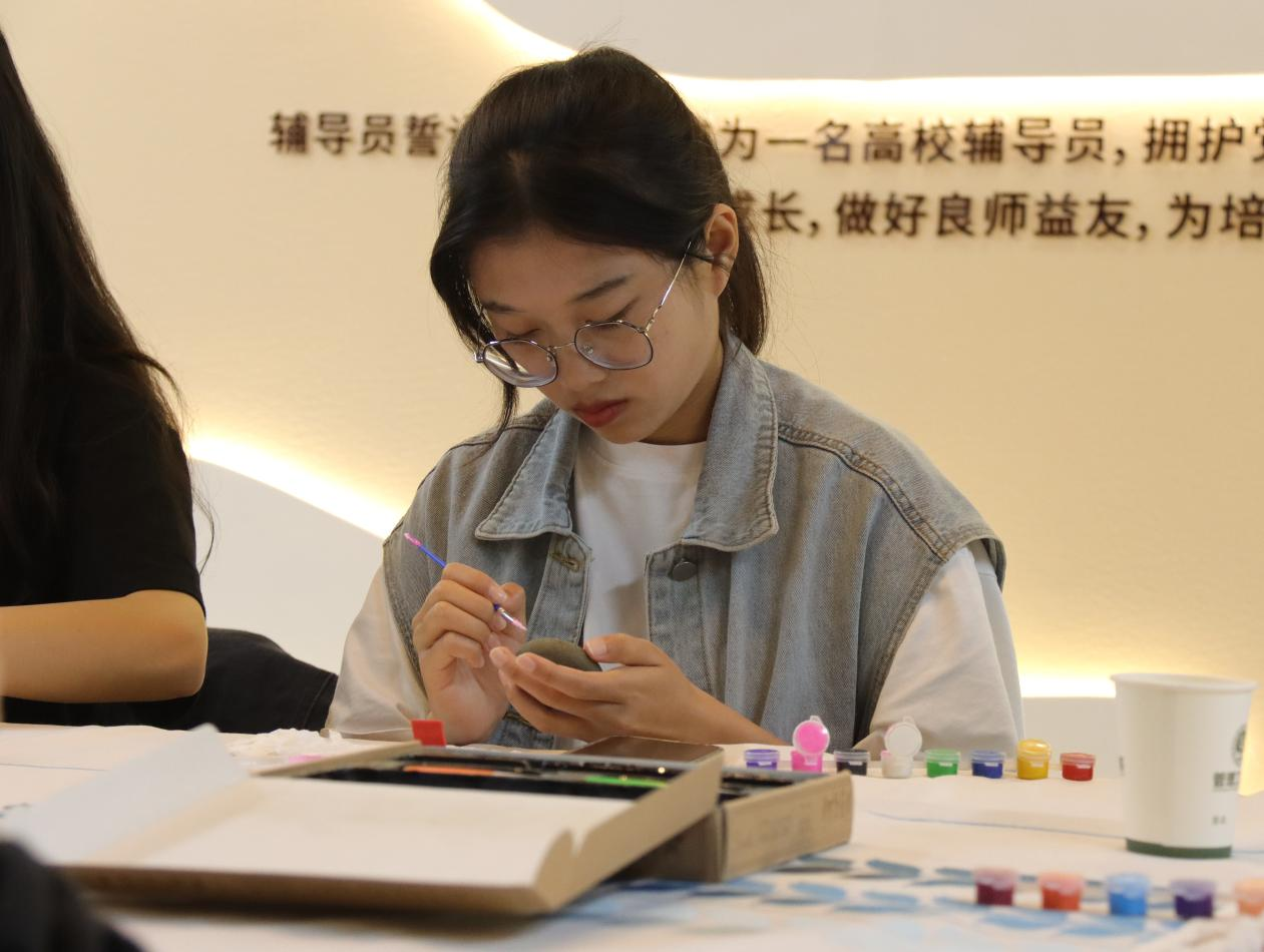 同學們進行石頭彩繪
