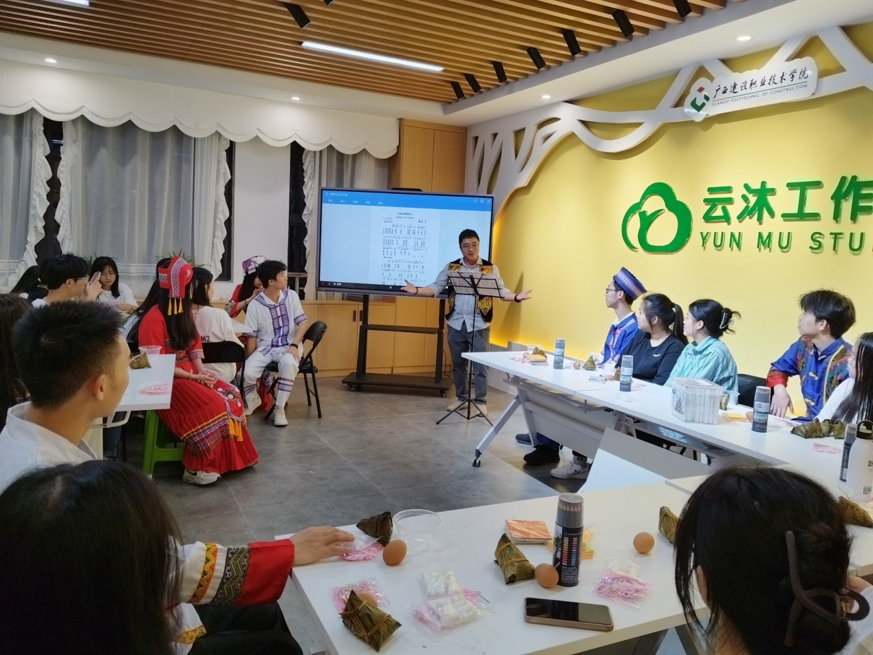建筑與規劃學院輔導員田申老師指導并領唱山歌