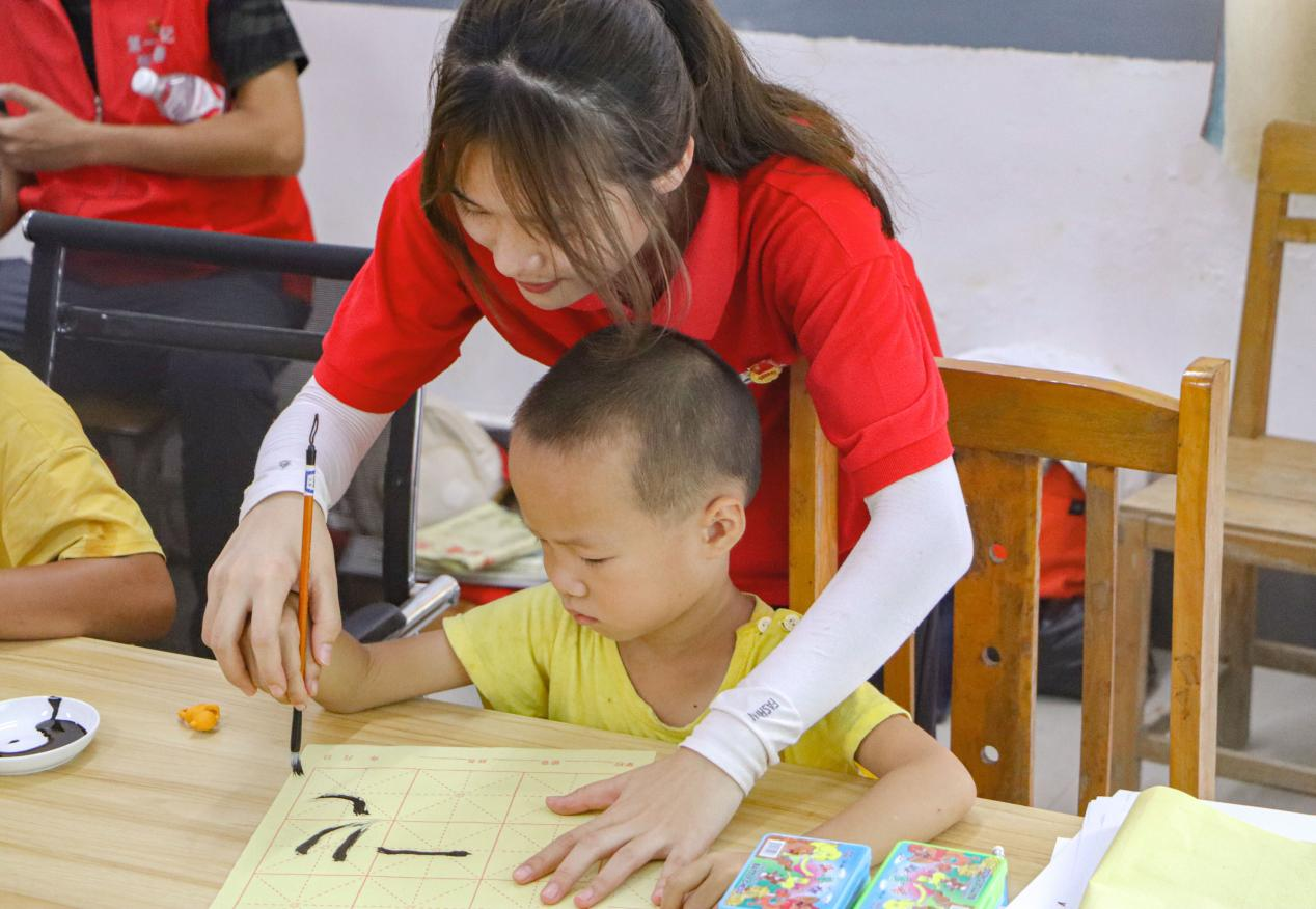 觀察團成員指導小朋友書法