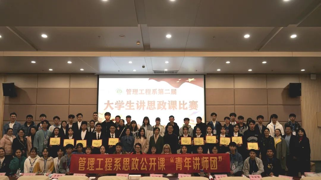 評委老師與參賽隊員合影