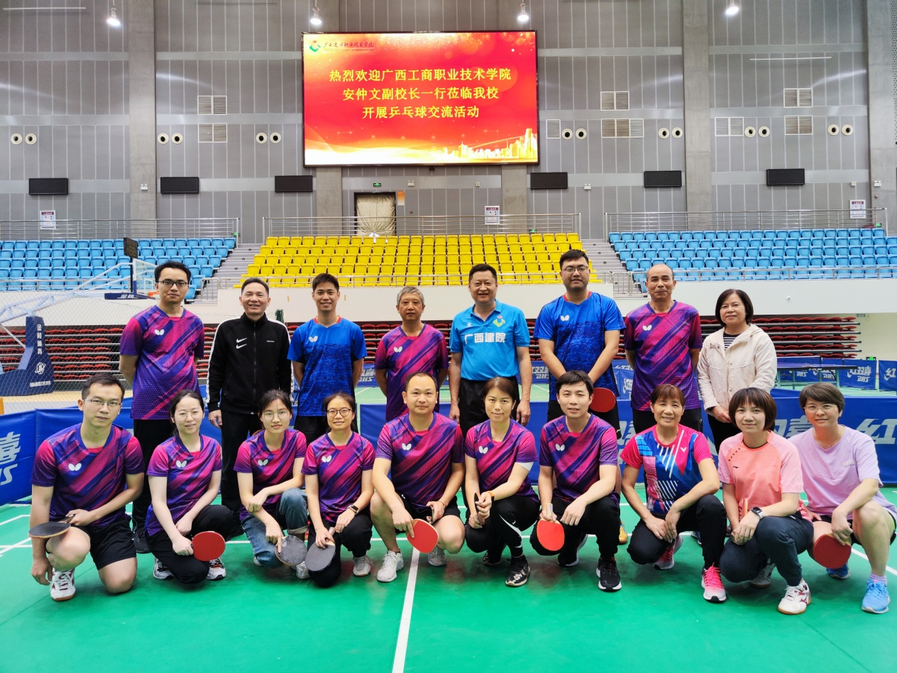 雙方領隊與運動員合影