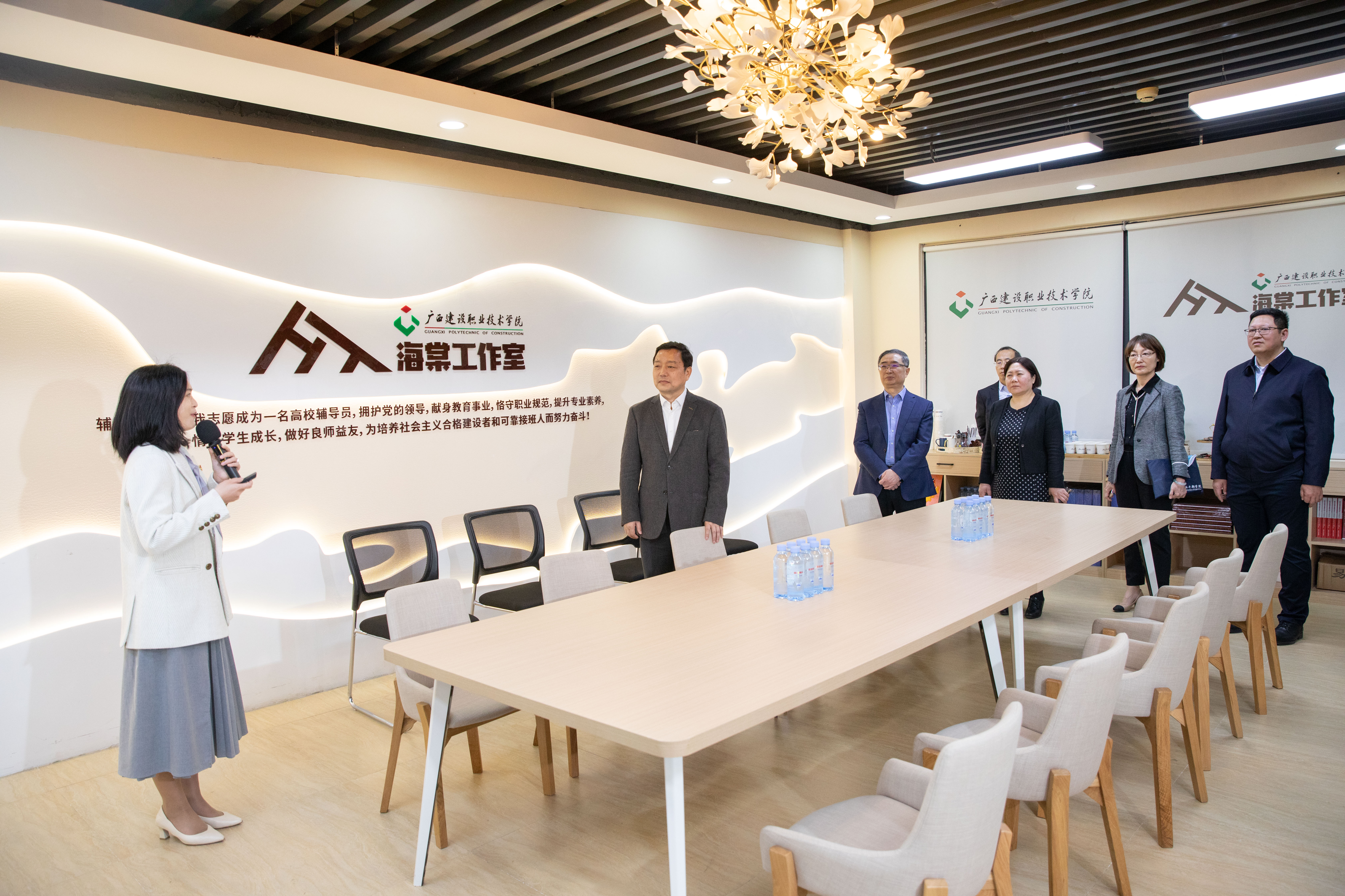 楊綠峰廳長一行參觀廣西高校高水平輔導員工作室，全國“最美高校輔導員年度人物”郭海棠匯報工作室建設情況