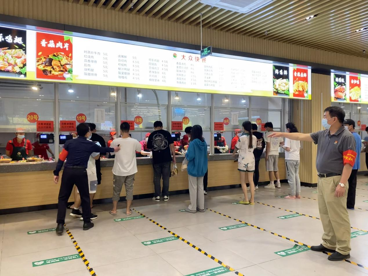 黨員突擊隊維護食堂現場秩序