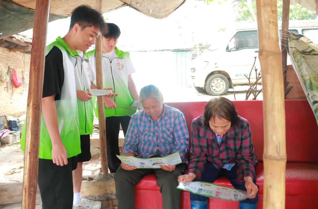 青年志愿者向村民進行消防知識宣傳