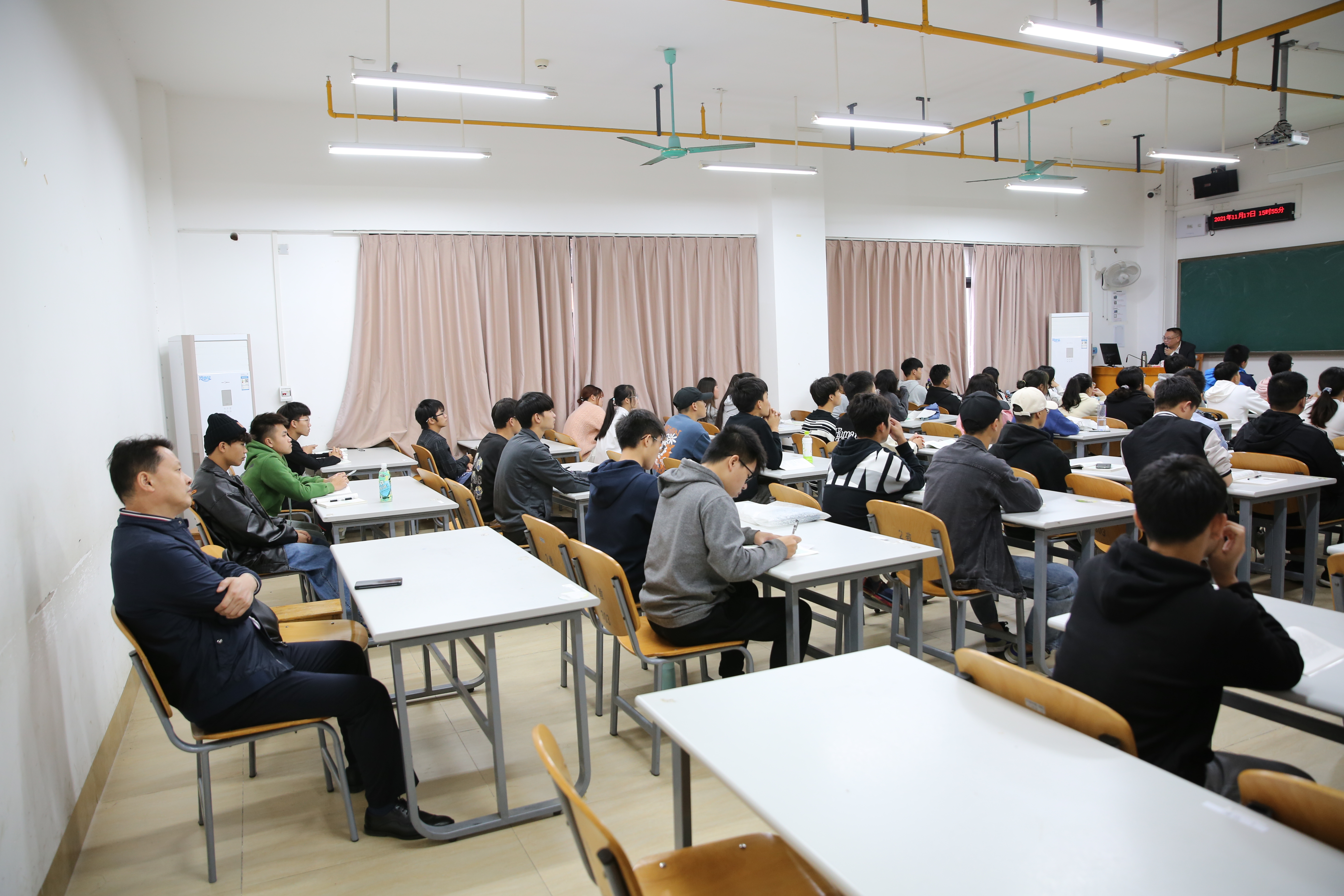 2021年全區高校思想政治理論課教學巡察暨聽課指導工作巡察組第二組徐秦法教授聽思政課