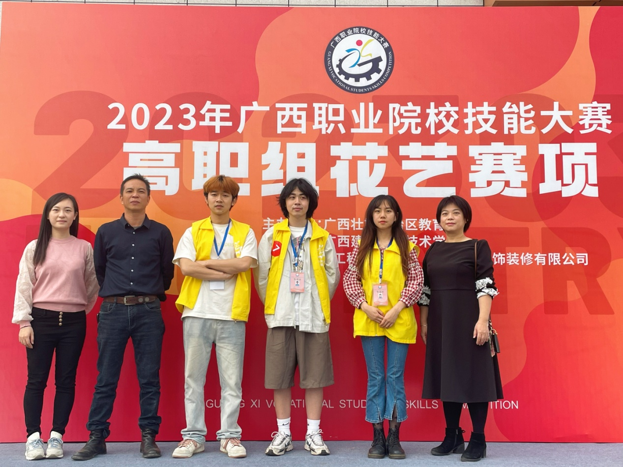我校參賽選手與指導老師合影