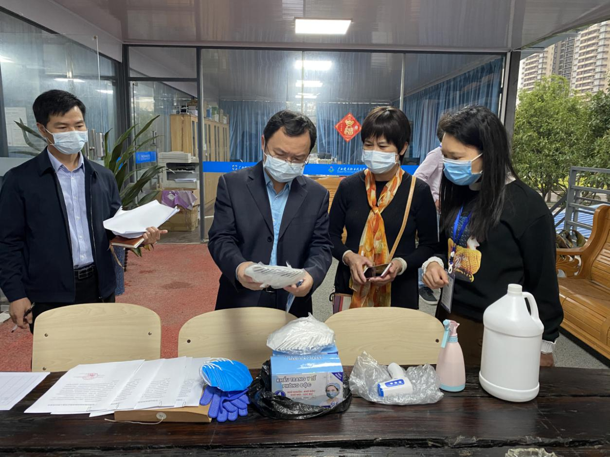 謝東副院長查看駐校企業防疫物資準備情況