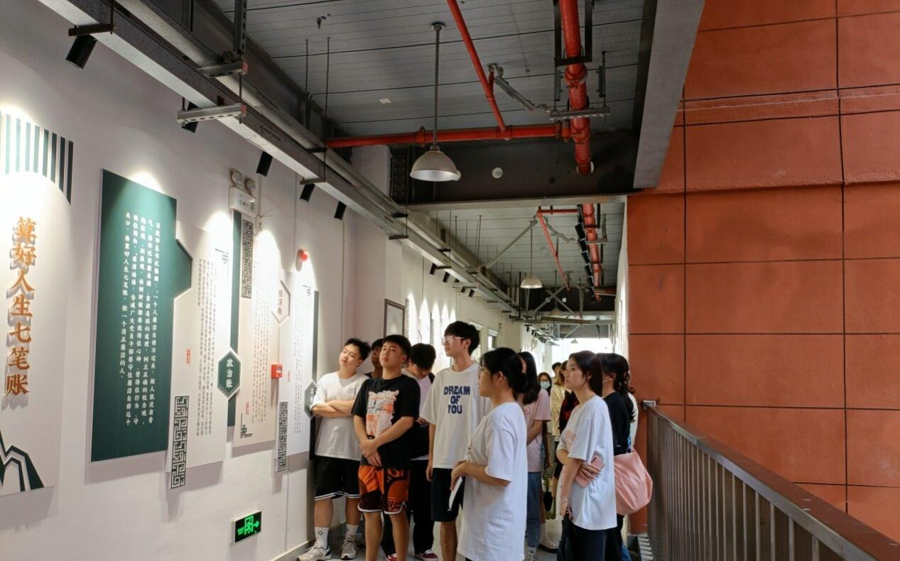 設計2101班在講解員的帶領下參觀學習