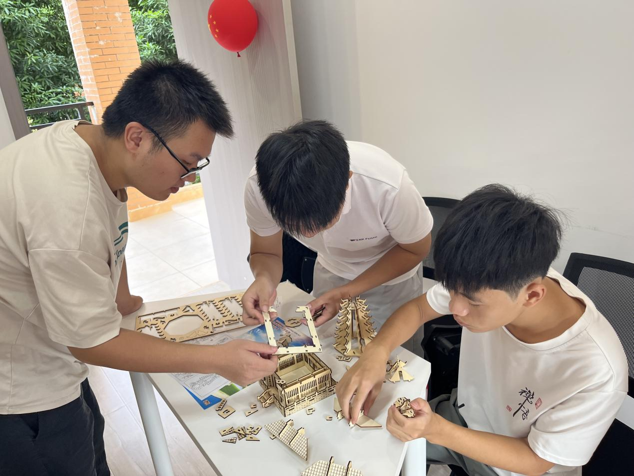 學生團隊正在認真搭建模型