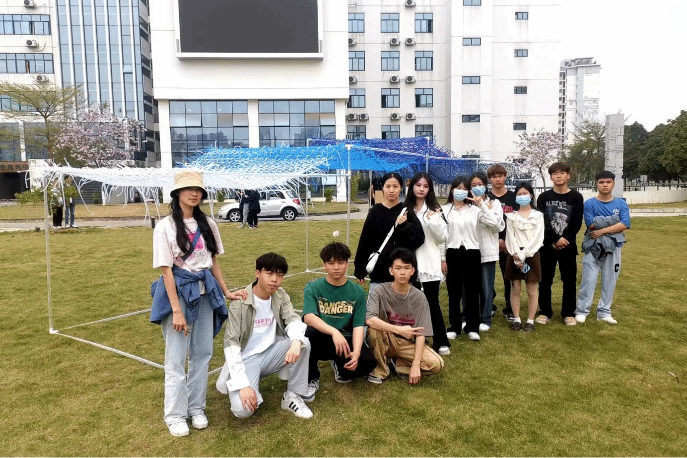 我校家具專業學生與作品合影