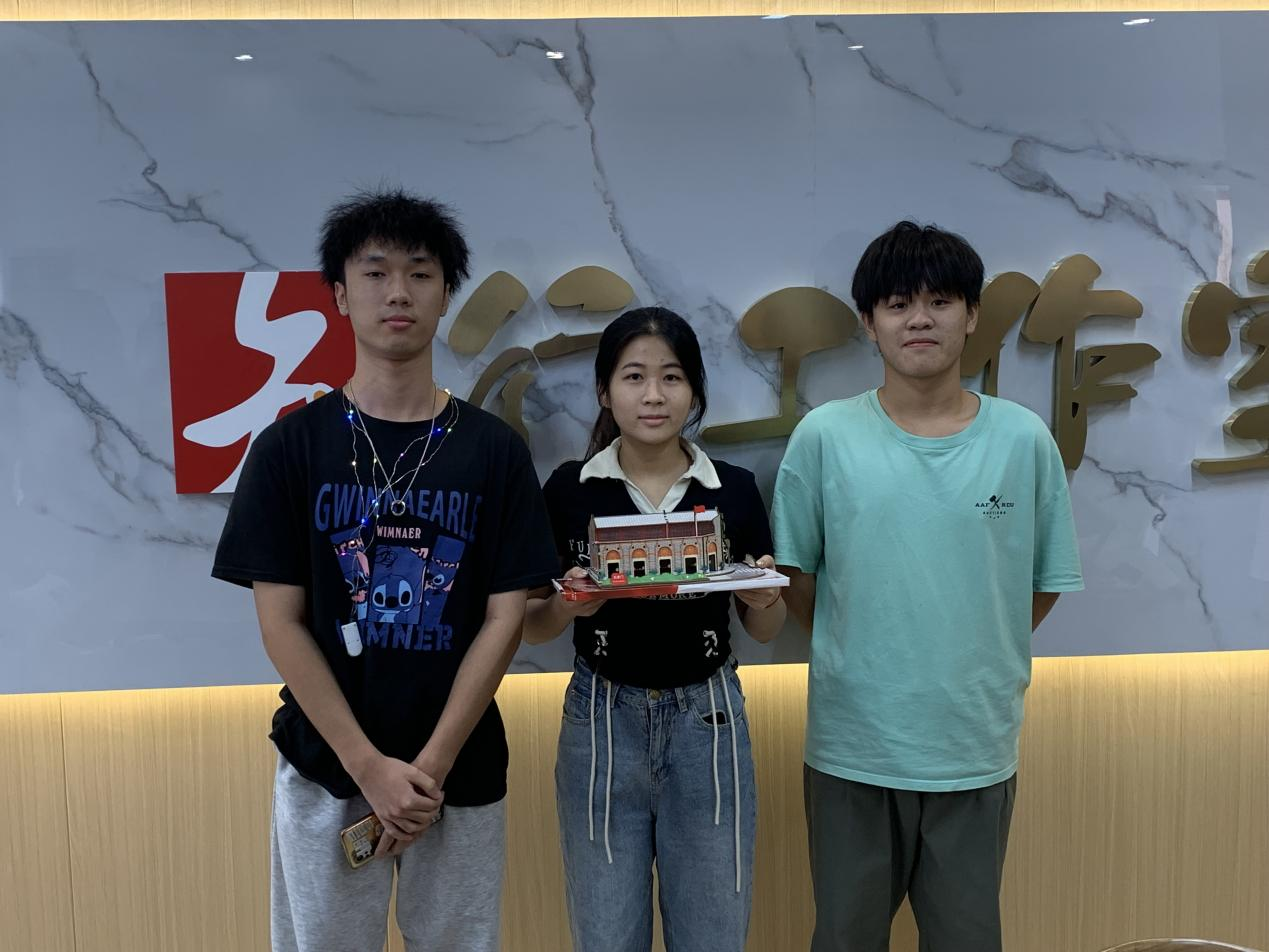 學生團隊正在進行作品展示
