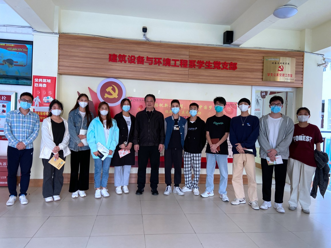 黃永光院長與學生代表合影留念