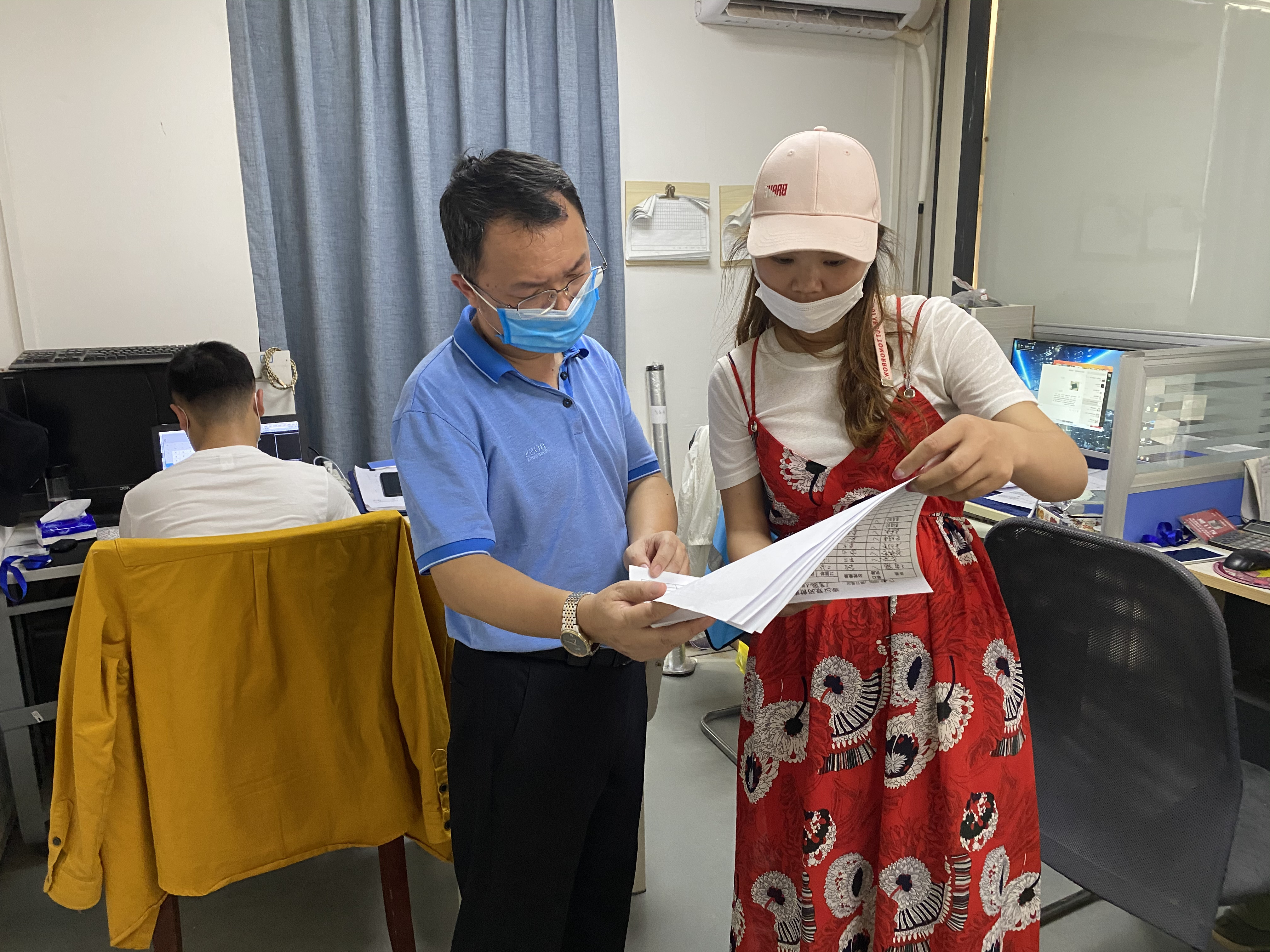 謝東副院長查看廣西億源家具制造有限公司員工健康登記情況