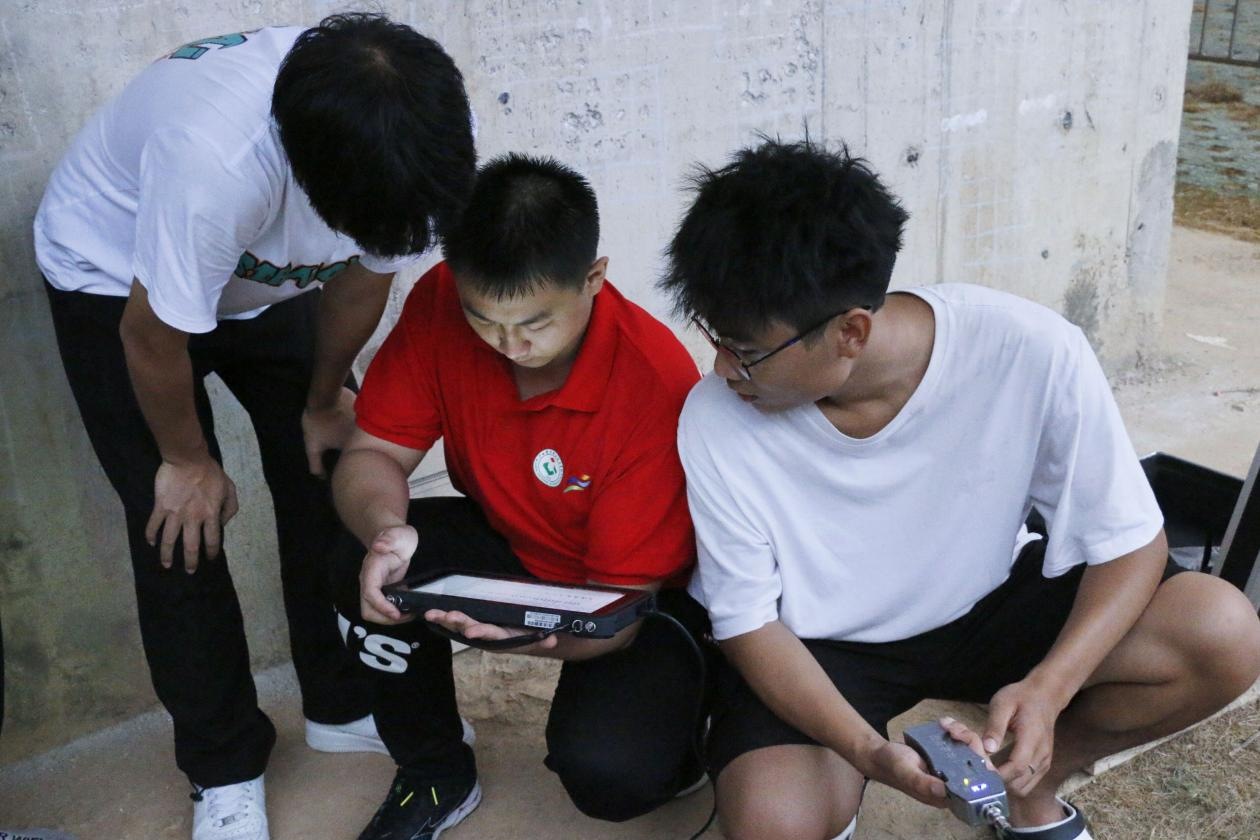 團隊成員采集數據進行分析