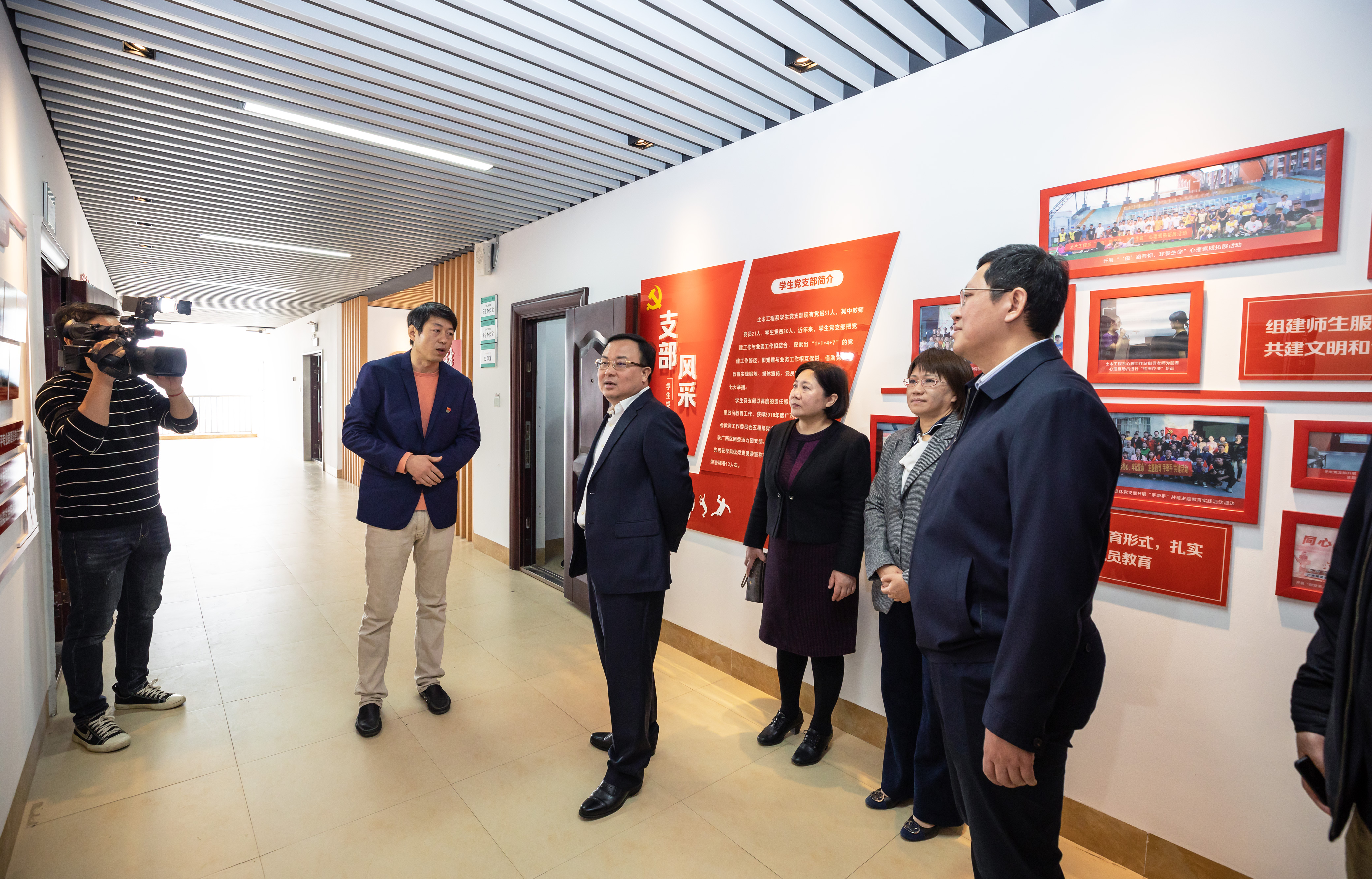 唐標文廳長一行視察土木工程學院“全國黨建工作標桿院系”建設成果展