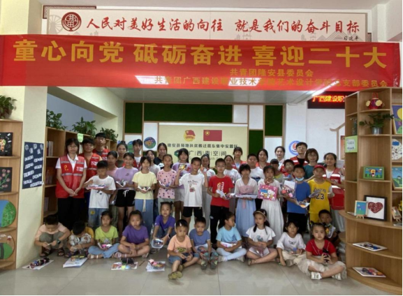志愿服務團成員與小朋友們合影留念