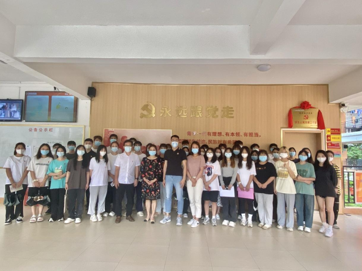 參與主題教育活動師生合影