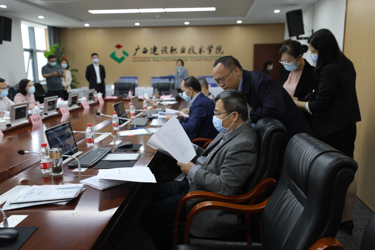 專家組專家查閱資料