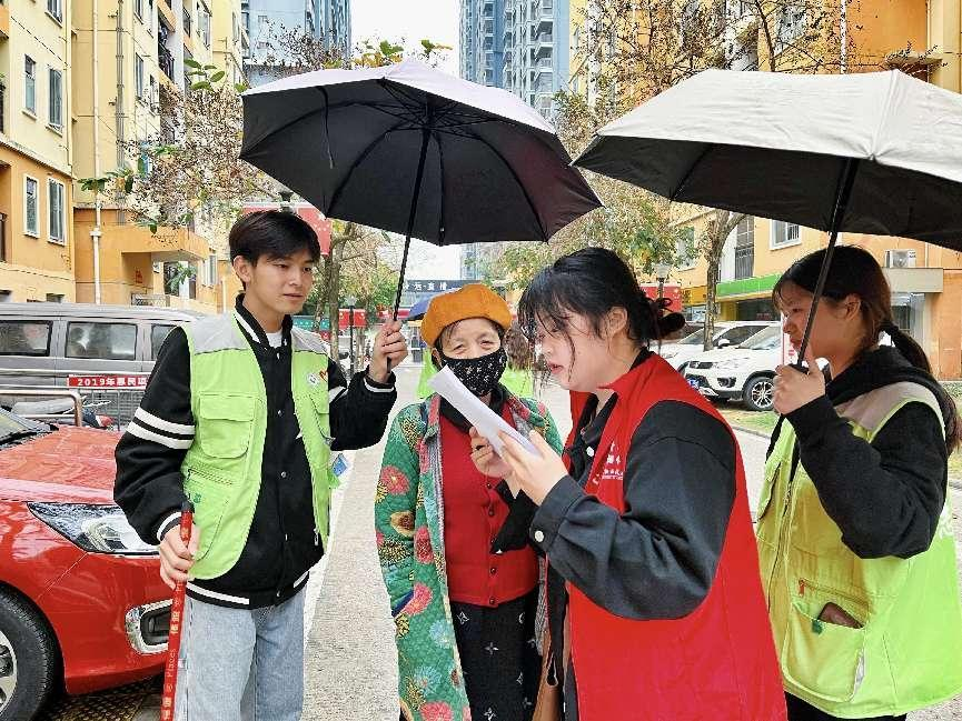 志愿者對梧桐苑社區居民開展下水管道環境維護情況問卷調查