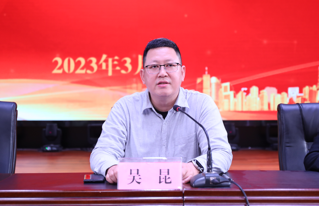 吳昆校長主持會議