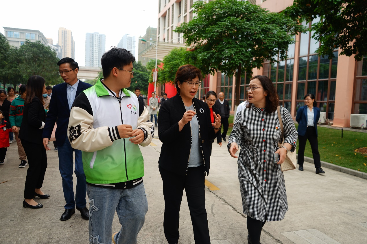 自治區殘聯黨組書記、理事長黃麗娟（中）與廣西建設職業技術學院設備學院黨總支書記侯文淑（右）對活動進行深入溝通交流