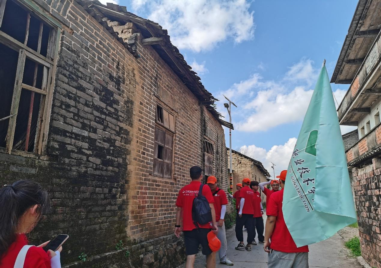 實踐團成員在三民文化藝術村實地走訪