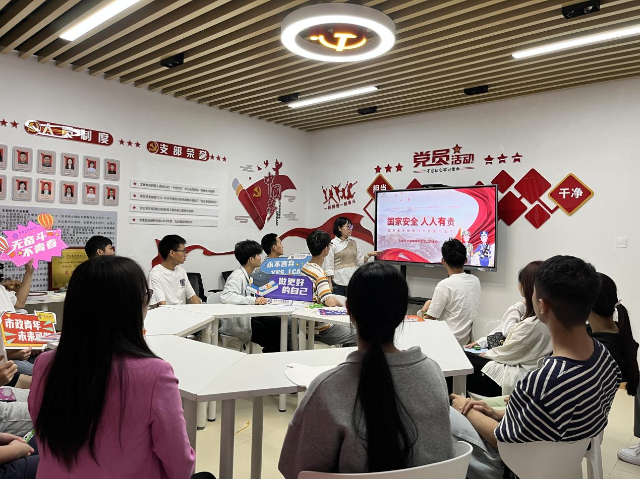李玉老師給同學們上國家安全微課