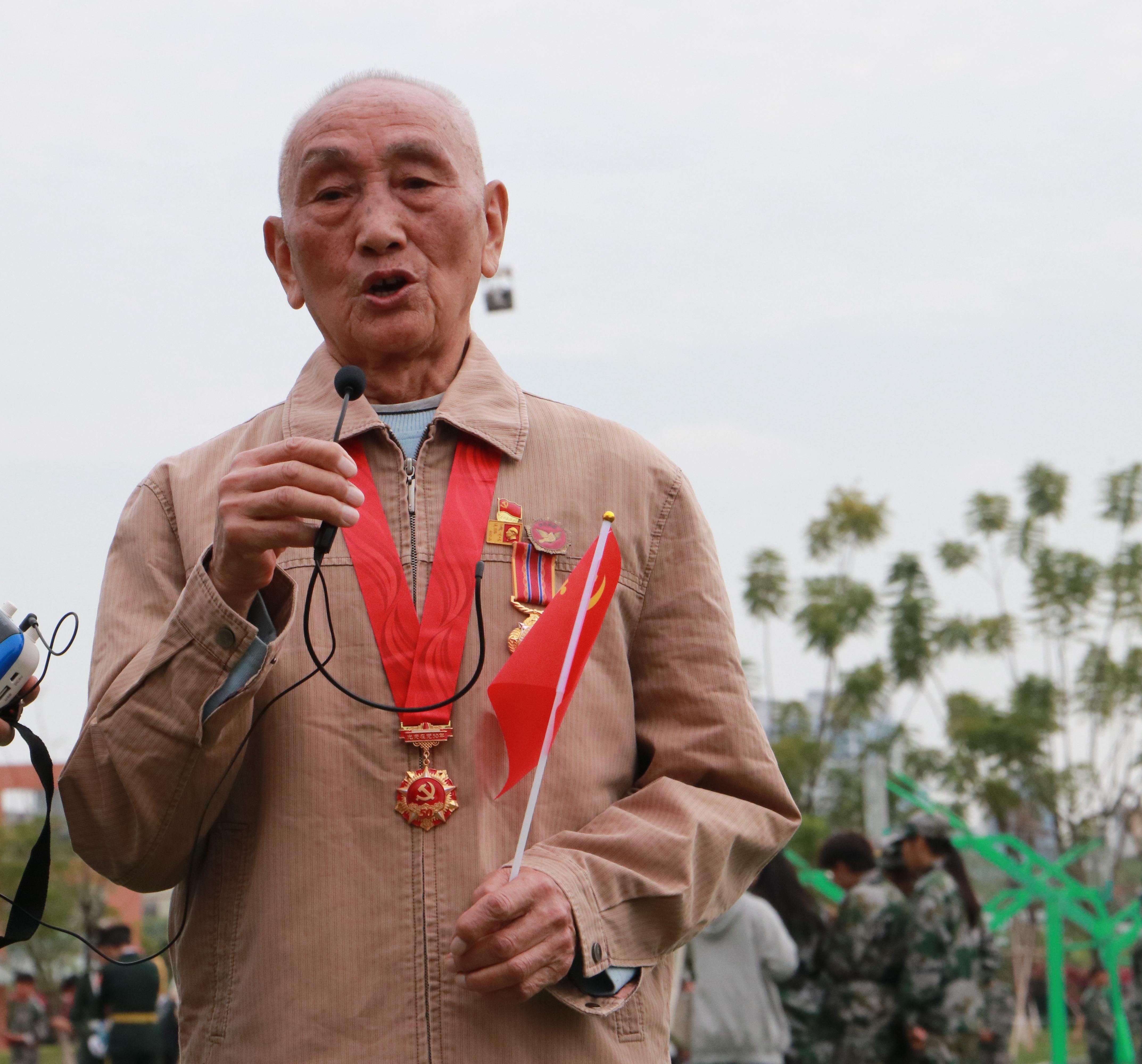 抗美援朝老戰士——翁明春正在講述抗戰歷史
