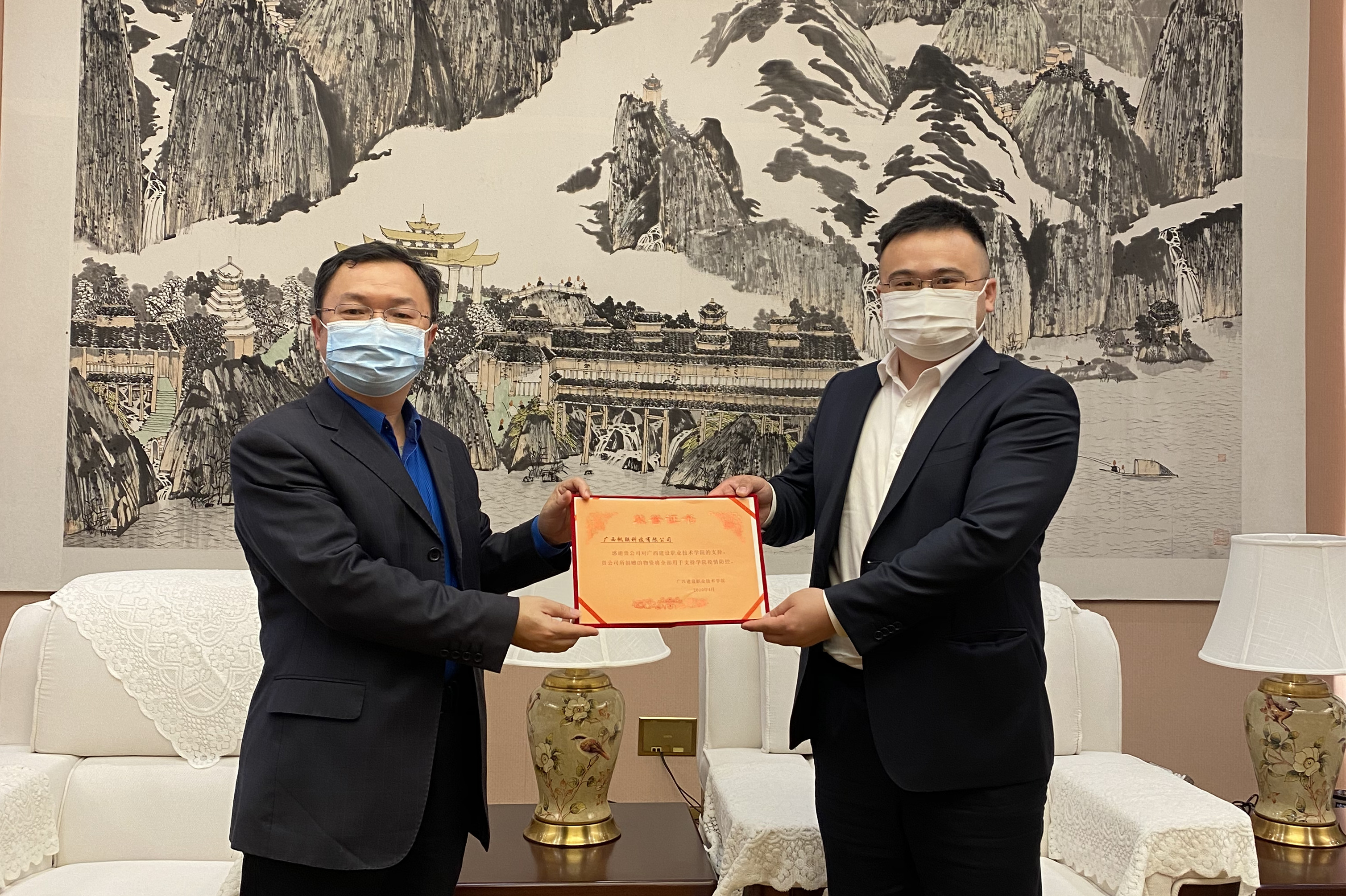 謝東副院長向企業頒發捐贈證書