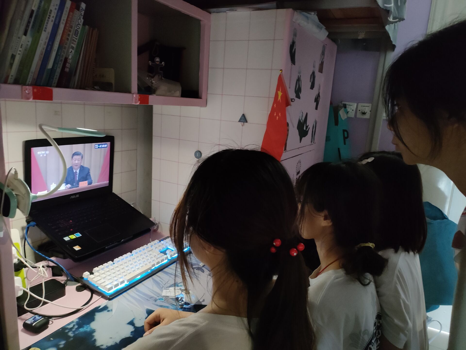 學生觀看學習