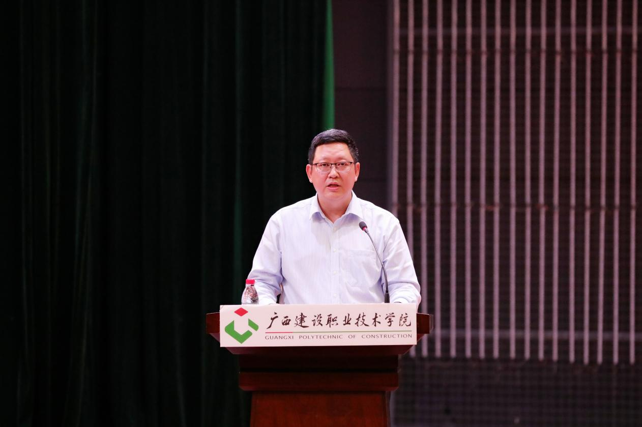 學校黨委副書記、校長吳昆作學校工作報告
