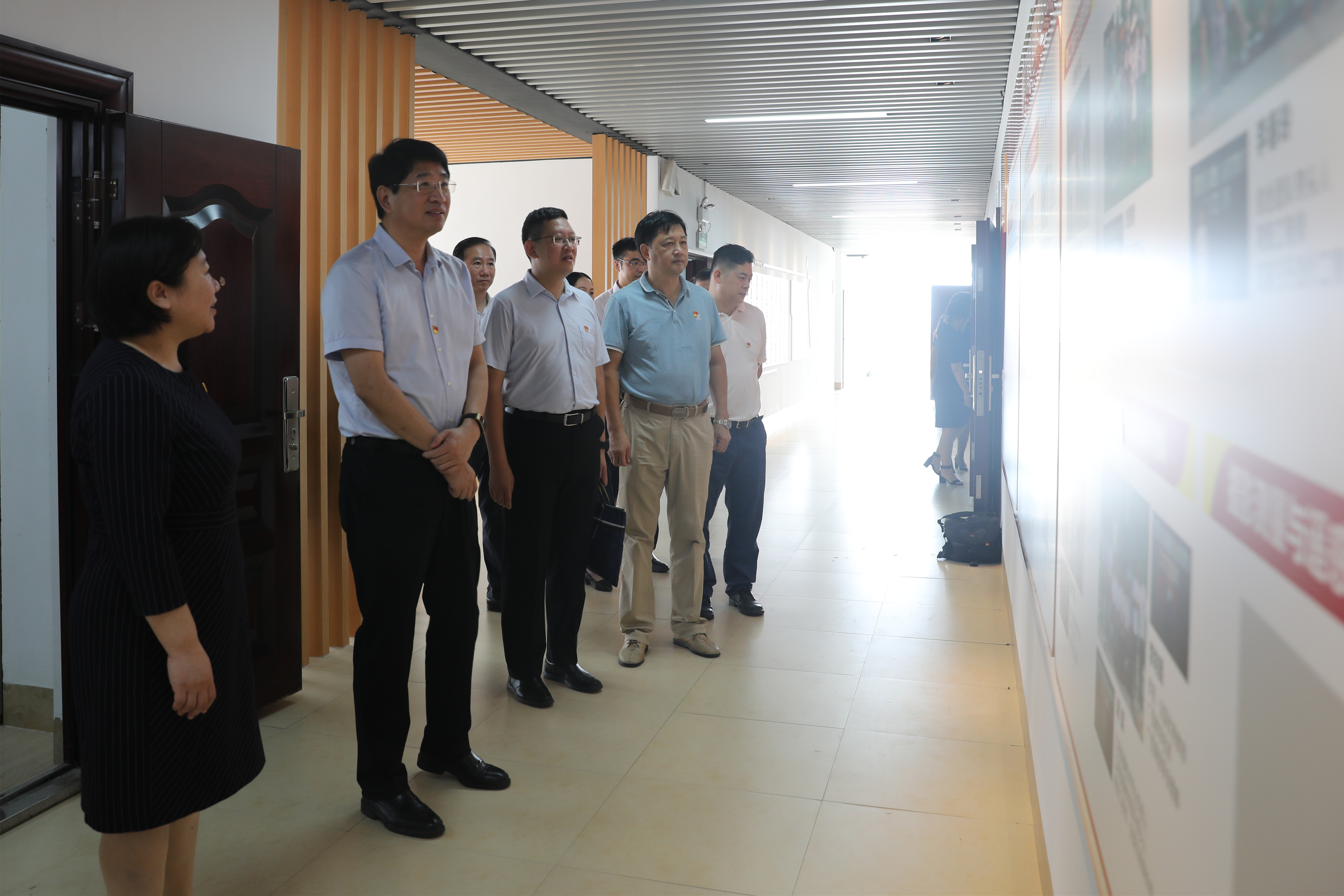 周家斌廳長一行在我校領導陪同下參觀土木工程系宣傳欄