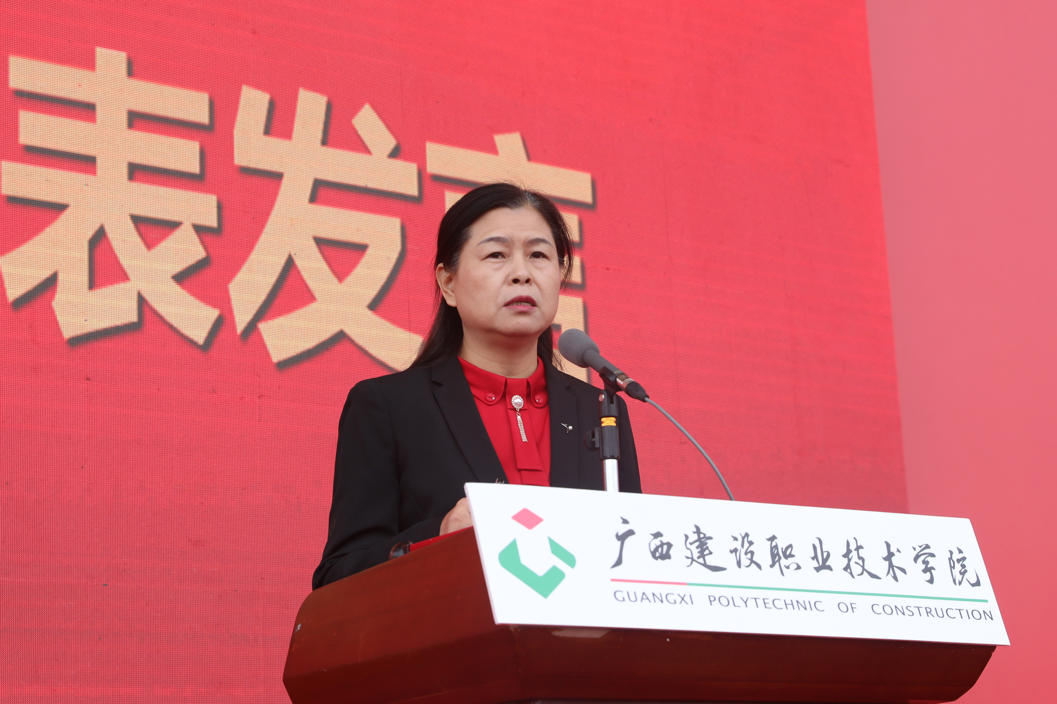 教師代表文桂萍教授發言