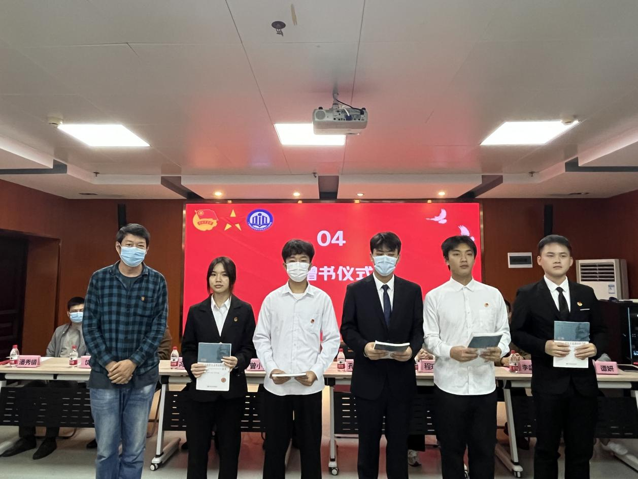 學院黨總支孔祥剛書記向同學們贈書     