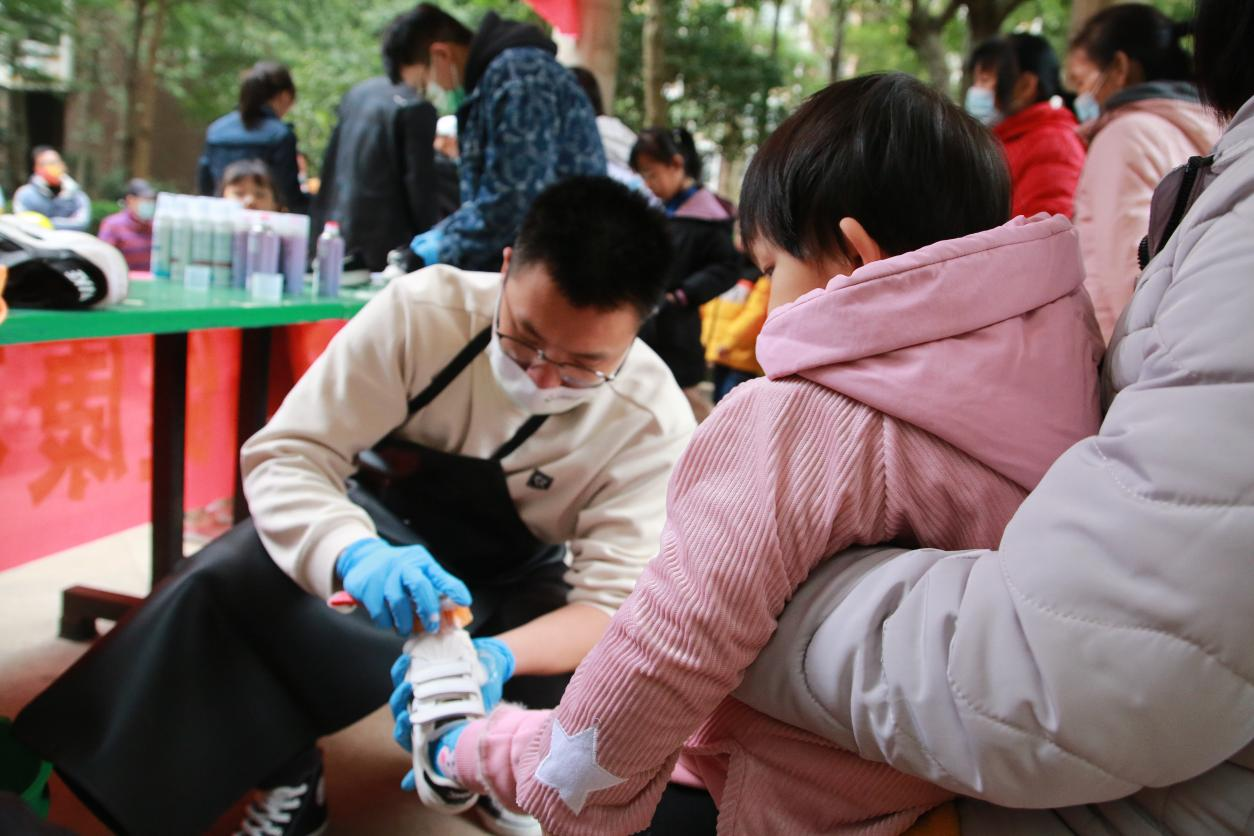 為社區(qū)小孩擦洗鞋